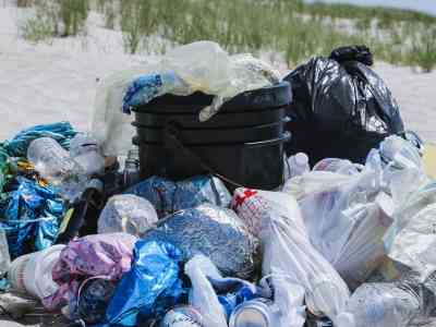 Chi si rimbocca le maniche contro un mondo plastificato