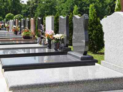 Seppelliamo i morti perché siamo umani anche se ci stiamo dimenticando della morte