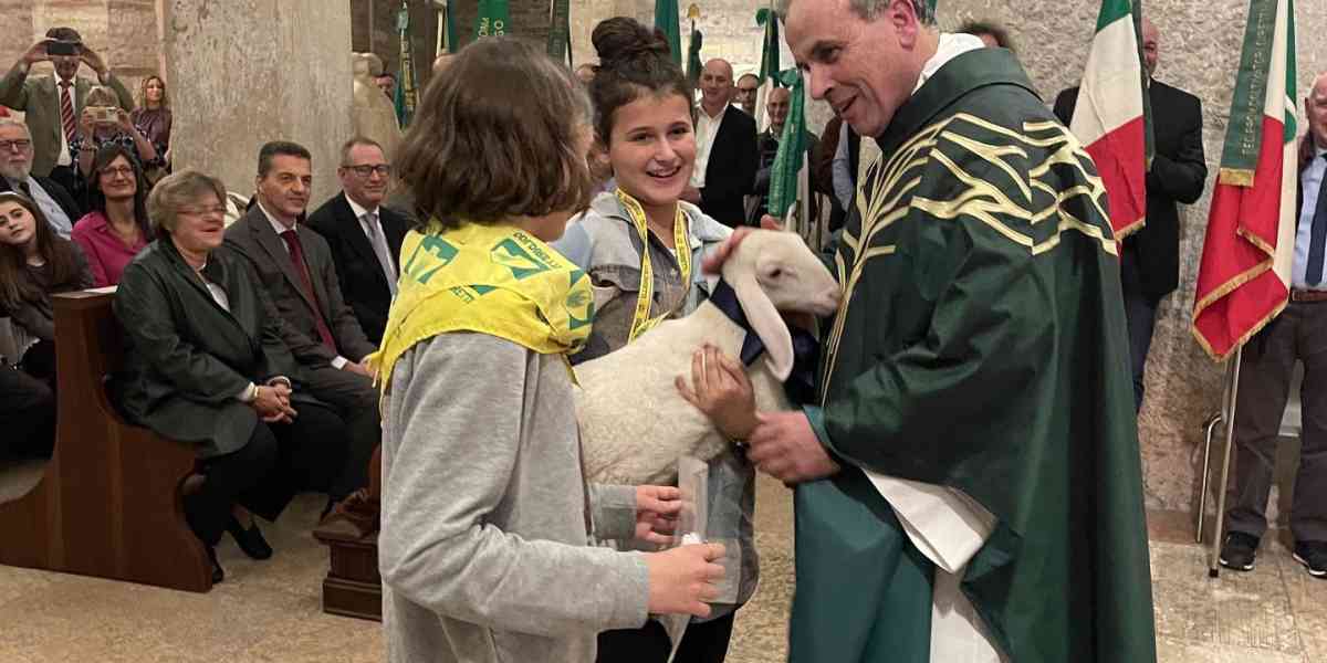 San Martino, il Vescovo benedice gli agricoltori: «La terra va rispettata e salvaguardata, non depredata»