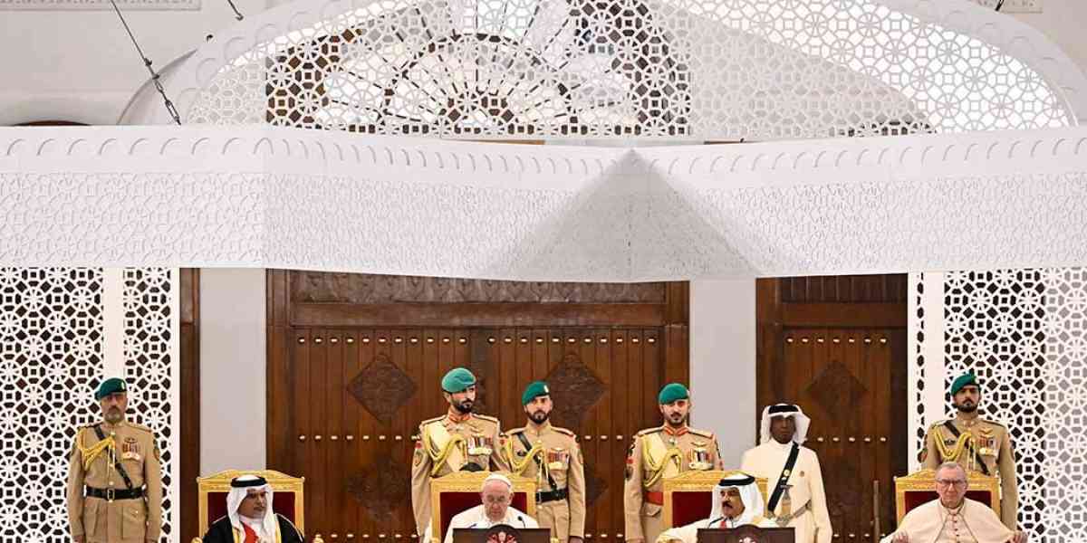 Papa in Bahrein: “Tacciano le armi, guerra realtà mostruosa e insensata”