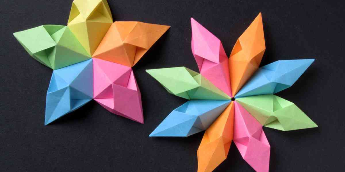 Modellare la carta con gli origami per entrare in contatto con il divino