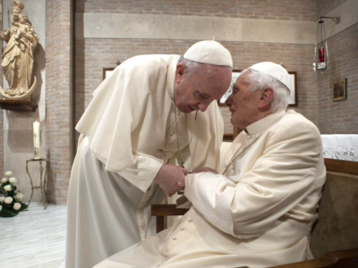 Papa Francesco: “Una preghiera per il Papa emerito Benedetto, è molto malato”