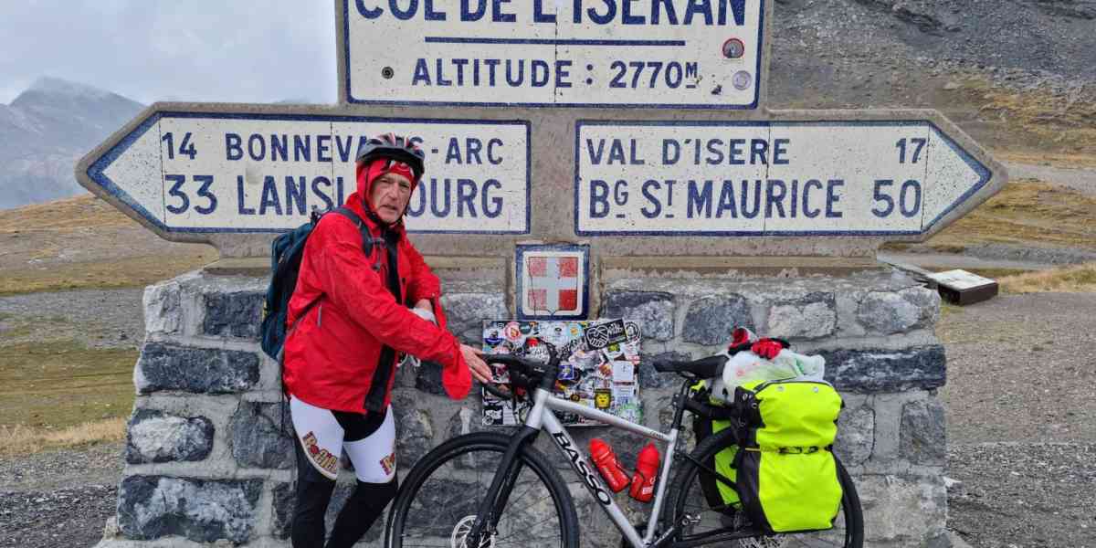 Si è fatto da solo tutte le Alpi in sella ad una bici