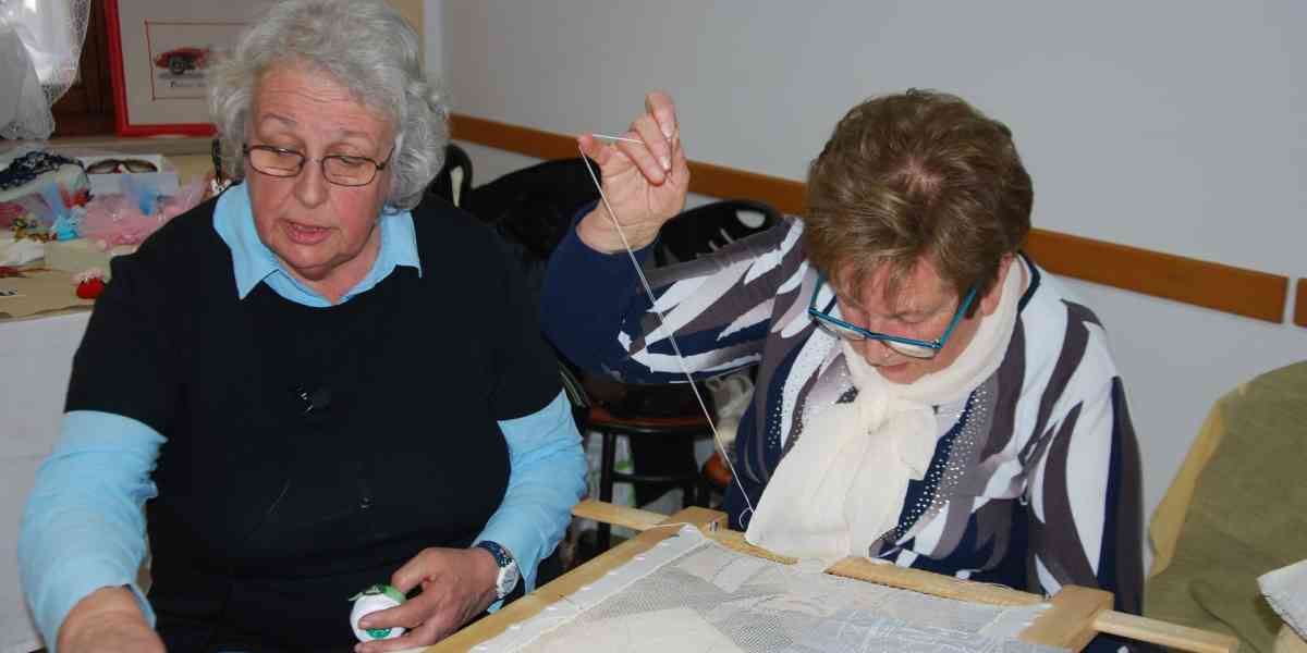 A Povegliano le ricamatrici mettono in mostra un momento della nostra storia