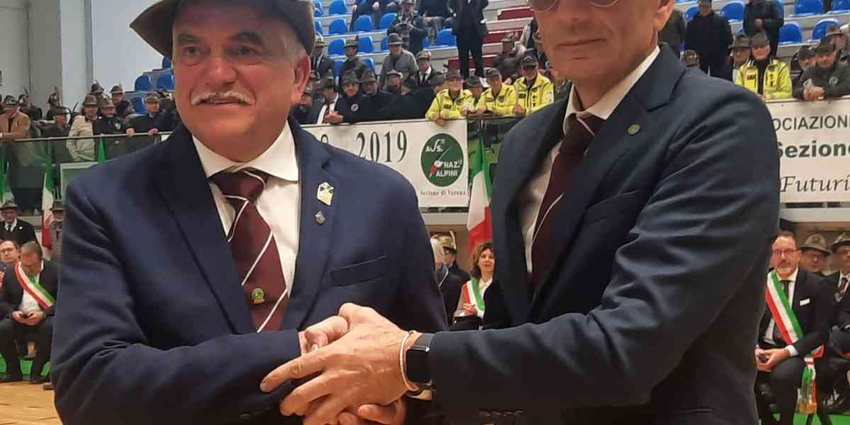 Cambio di guardia tra le penne nere