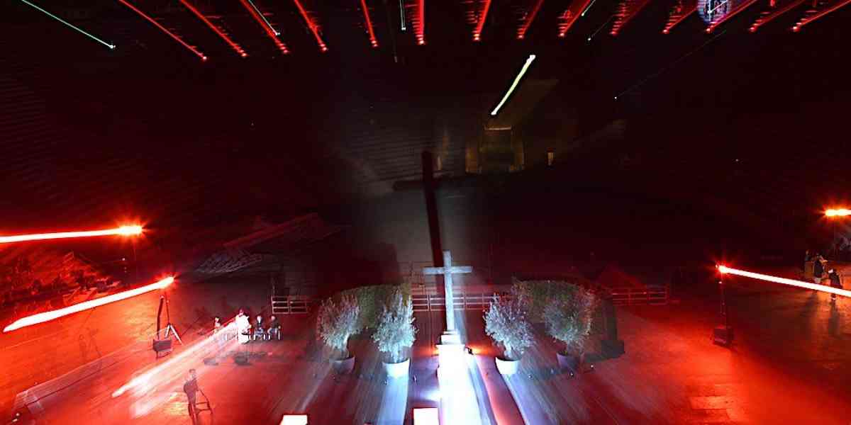 Dall’Arena una Croce invoca la pace per tutti