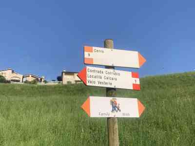 Attorno a Cerro grotte e sorgenti nel fresco dei boschi