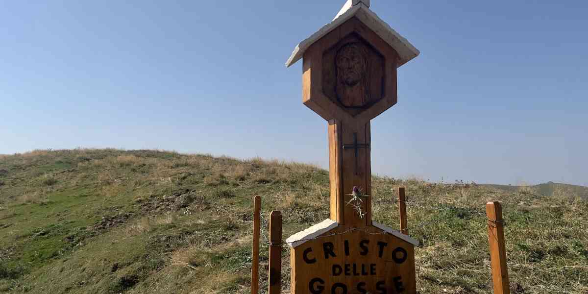 Sul sentiero delle Gosse una stele che ci esorta alla preghiera
