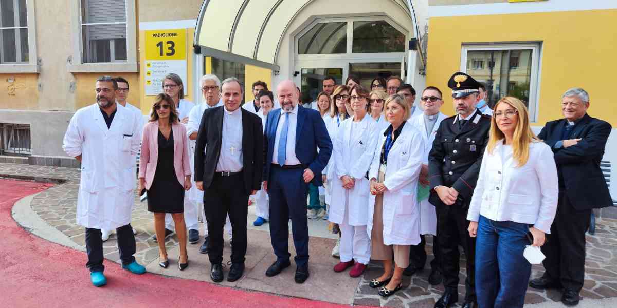 Il vescovo Domenico benedice gli anziani in ospedale