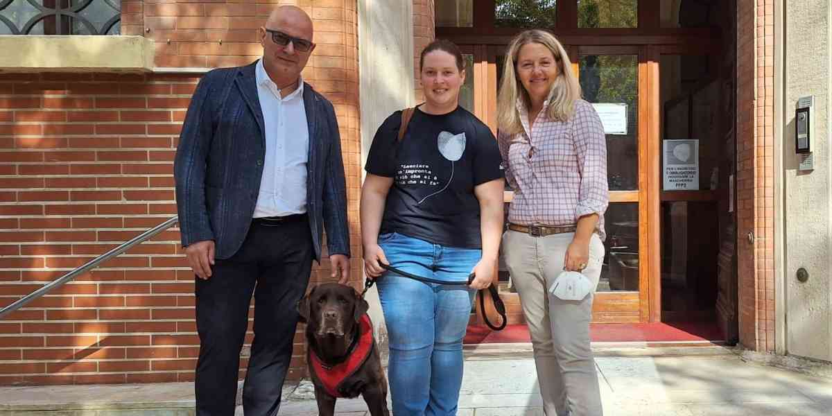 Il dottor Scott che “cura” gli anziani nella casa di riposo