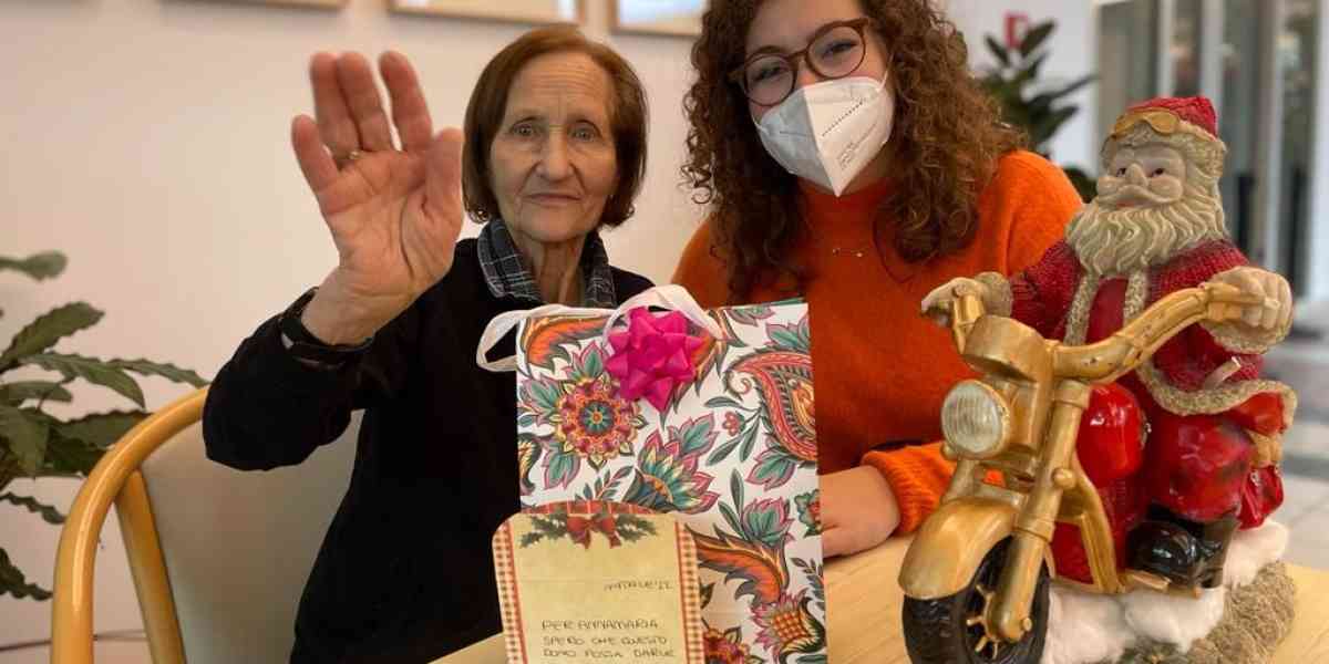 Quei “nipoti” e i doni agli anziani ospiti delle case di riposo