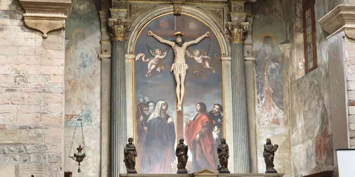 Nuova luce al Crocifisso che domina S. Giovanni in Foro