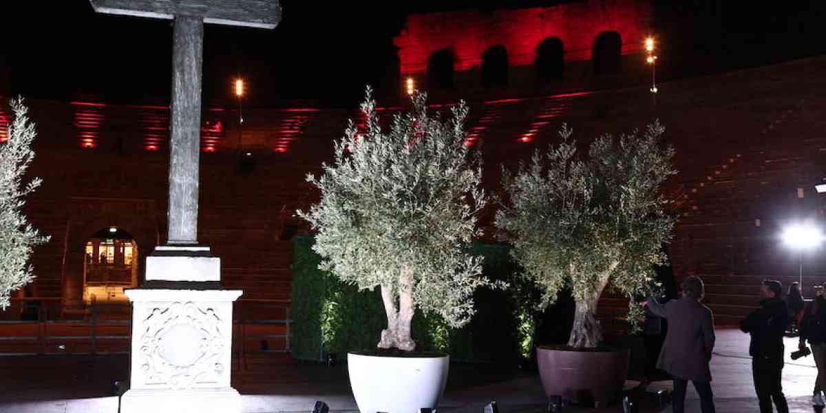 L’Arena attende la Via Crucis con migliaia di fedeli e il Vescovo