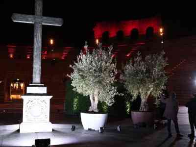 L’Arena attende la Via Crucis con migliaia di fedeli e il Vescovo