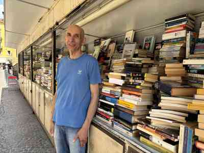 La bancarella di libri che dal 1947 resiste nel cuore della città