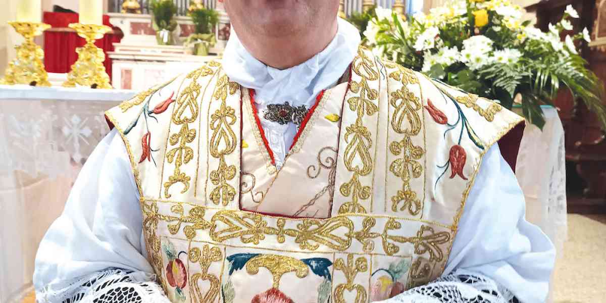 Cassone - Le reliquie dei santi patroni solcano le acque del lago