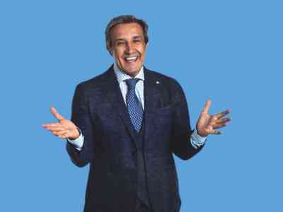 Insinna dispensa ironia e buonumore ma gli ascolti non lo premiano