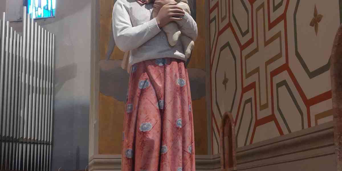 Una statua a Gianna la santa che preferì il figlio alla vita