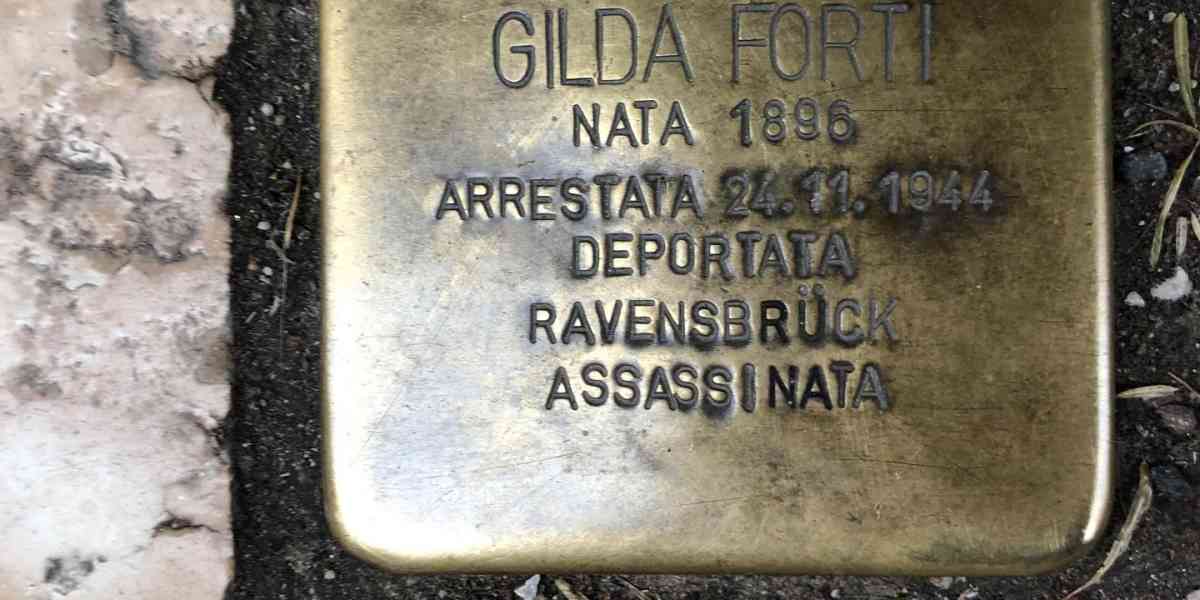 Quelle piccole pietre su cui inciampa chi dimentica cos’è l’antisemitismo