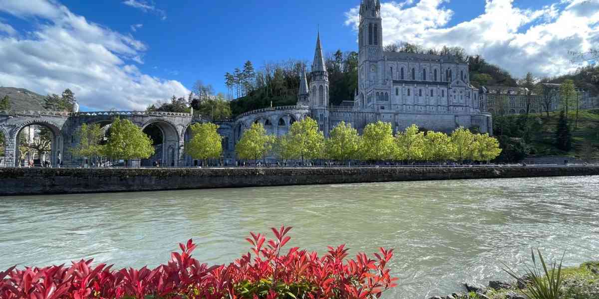 Pellegrini di speranza alla grotta di Lourdes
