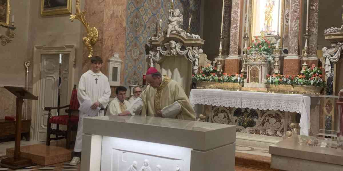 A Santa Maria in Progno risplende il nuovo altare in pietra della Lessinia