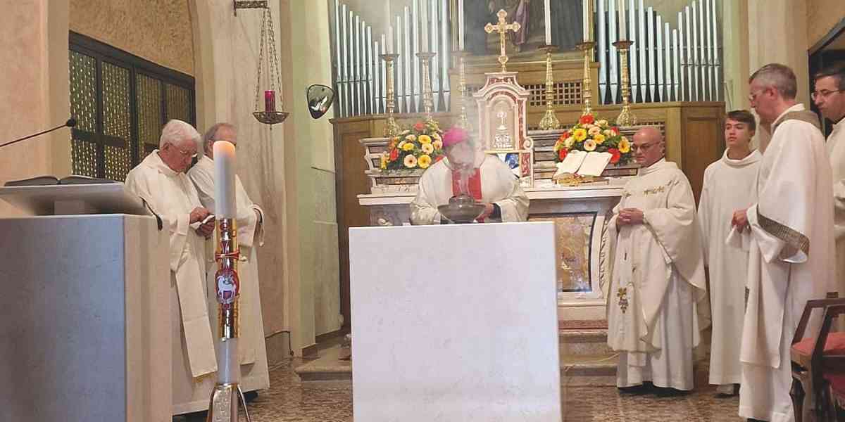 Il Vescovo ha dedicato l’altare e benedetto l'ambone
