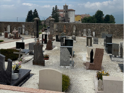 Tra queste lapidi antiche riposa pure una suora in odor di santità