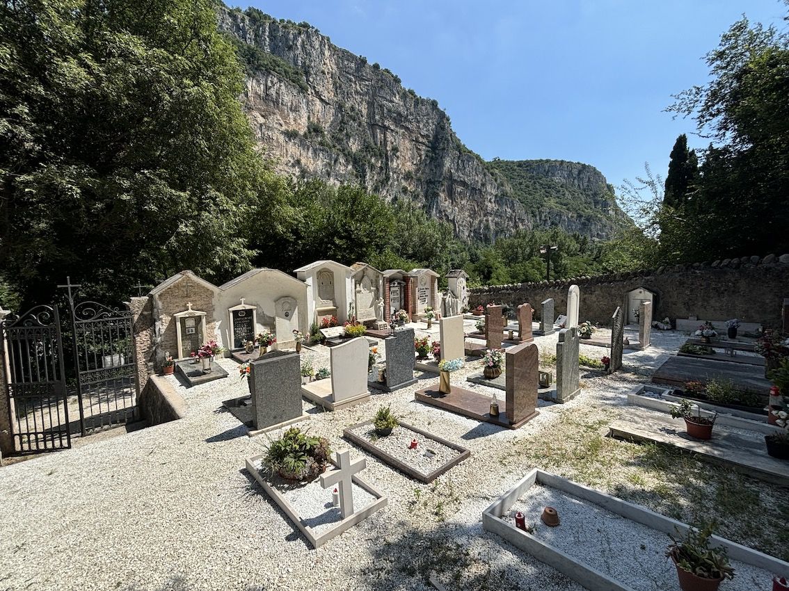 Il piccolo cimitero di Gaium, lambito dalle acque del fiume, conserva al suo interno diverse sepolture che suscitano interesse