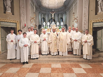 Passaggio di testimone tra don Bozza e don Isolan