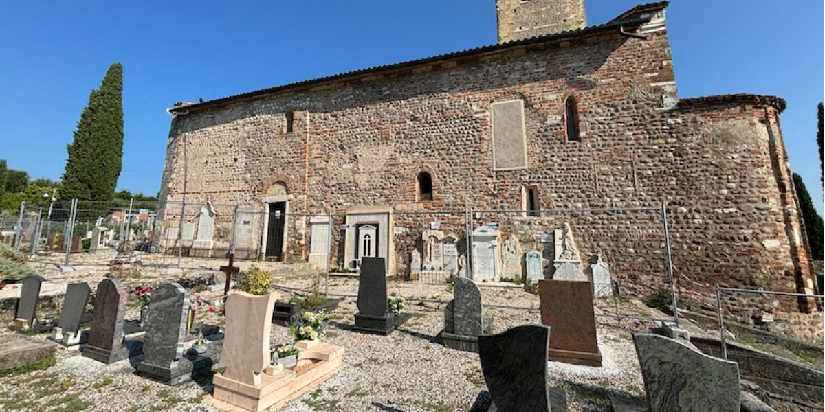 Attorno a questa pieve si riposa per l’eternità