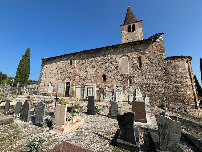 Attorno a questa pieve si riposa per l’eternità