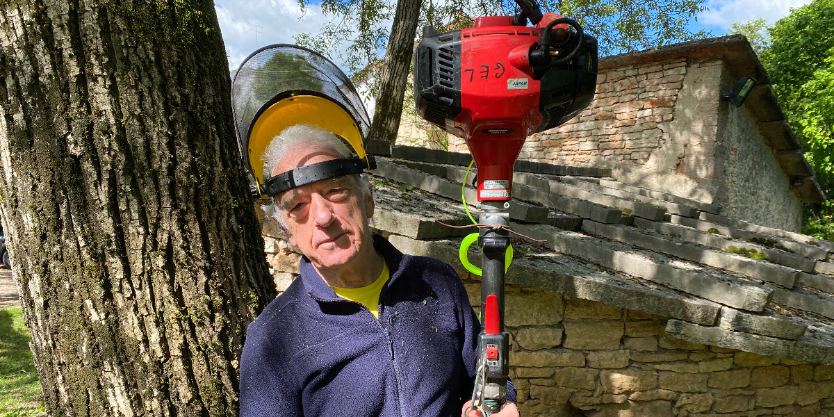 Silvano che “fabbrica” sentieri nell’altopiano