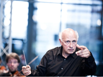 Il nono concerto dedicato agli archi offre tre diverse letture del Novecento