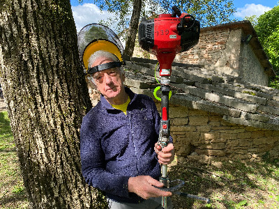 Silvano che “fabbrica” sentieri nell’altopiano