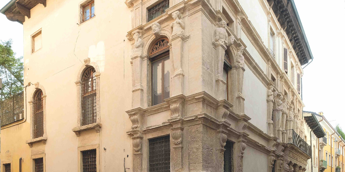 Quei "puoti" nel palazzo con il senso dell’humor