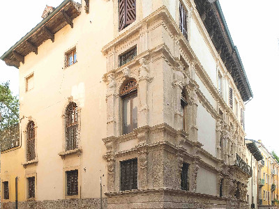 Quei "puoti" nel palazzo con il senso dell’humor