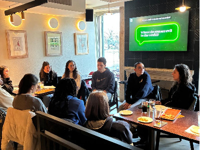 Alpha Youth coinvolge i giovani per un’esperienza di fede nei bar