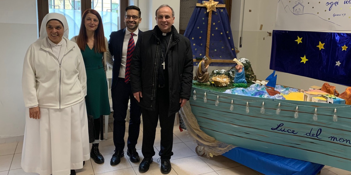 Il Vescovo di Verona inaugura il presepe-barca all'Istituto Gresner
