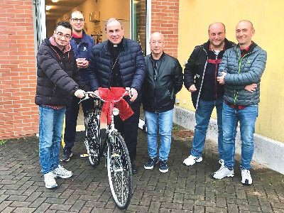 Una bici solidale per il Vescovo