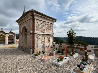 Monti e boschi sullo sfondo: don Bepo riposa tranquillo