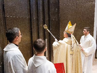 Borgonuovo: gesti antichi e suggestivi per la dedicazione di chiesa e altare
