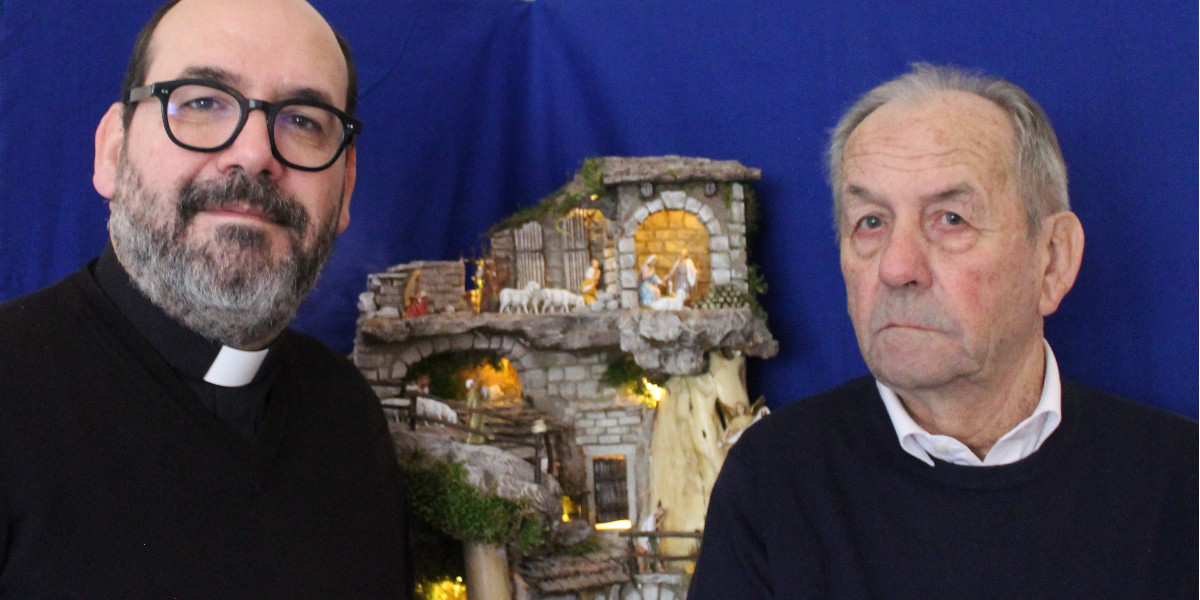 Dal tronco s’erge il presepe che ci porta a guardare verso l’Alto