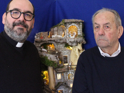 Dal tronco s’erge il presepe che ci porta a guardare verso l’Alto