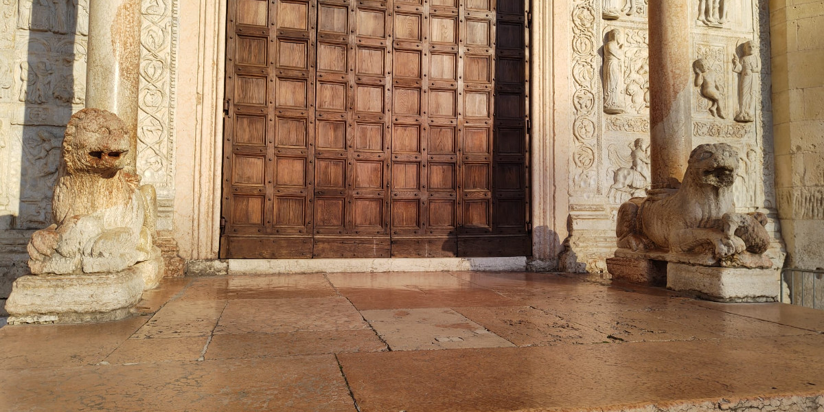 Restaurati i leoni stilofori della Basilica di San Zeno