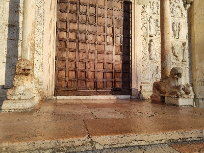 Restaurati i leoni stilofori della Basilica di San Zeno