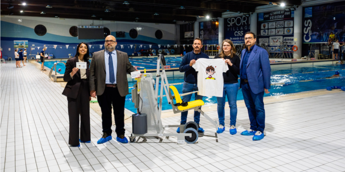 Adoa e progetto “ConFrancesco” regalano un sollevatore per piscina