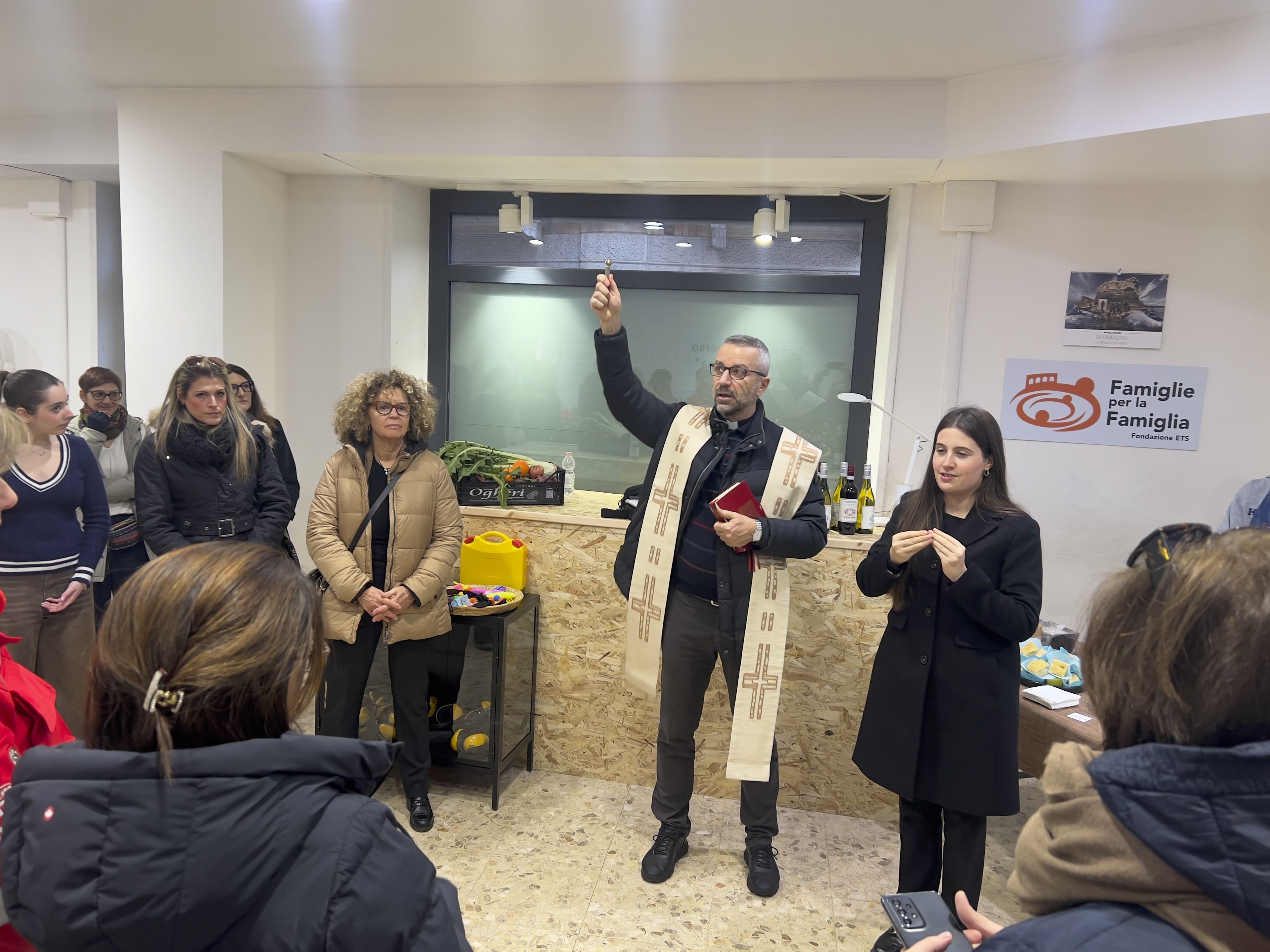 Don Marco Bozzola benedice la nuova bottega