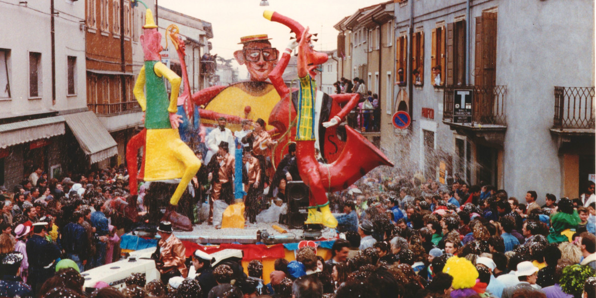 Il Carnevalon più grande ricco di carri e di scherzi