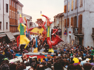 Il Carnevalon più grande ricco di carri e di scherzi