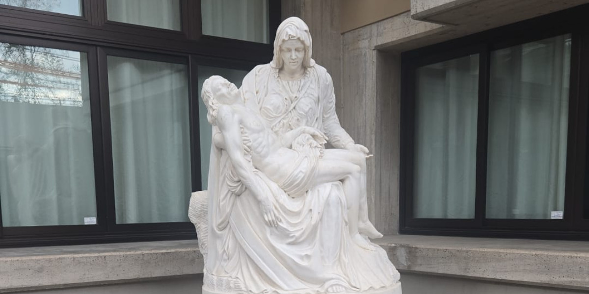 Una copia della Pietà all'esterno dell'oratorio